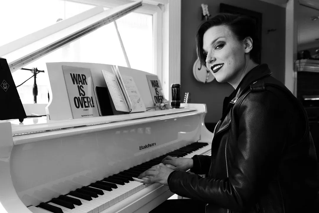Lzzy Hale of Halestorm Posts  "Crawling" by Linkin Park Cover to Instagram