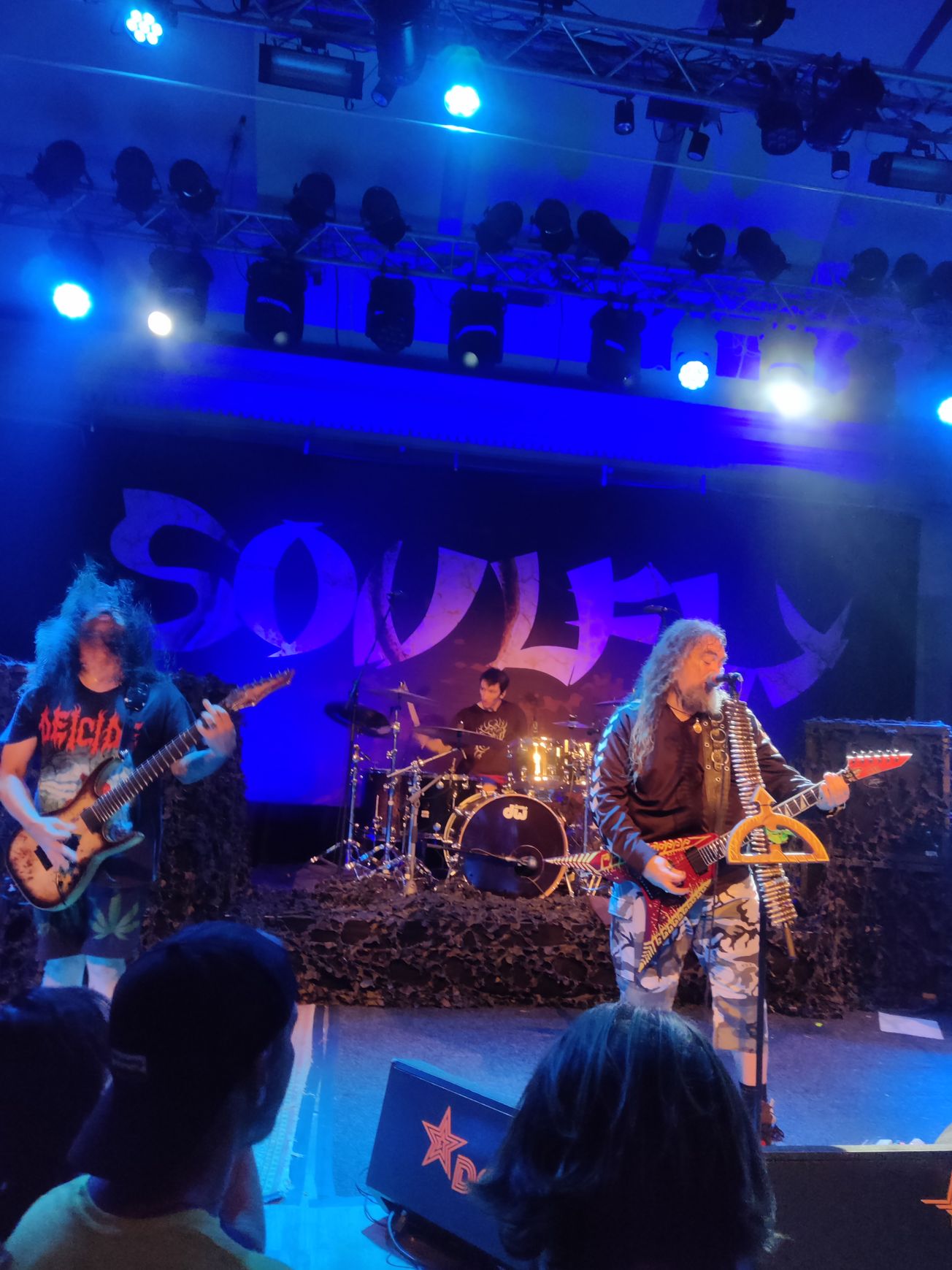 Soulfly Urges Sint-Niklaas Crowd to Bounce, Sit Down, and "jumpdafuckup" Again. Crowd Follows