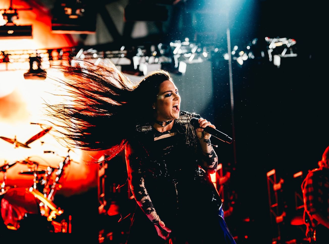 See Amy Lee of Evanescence perform "Freak On A Leash" Encore in BMO Stadium with Korn
